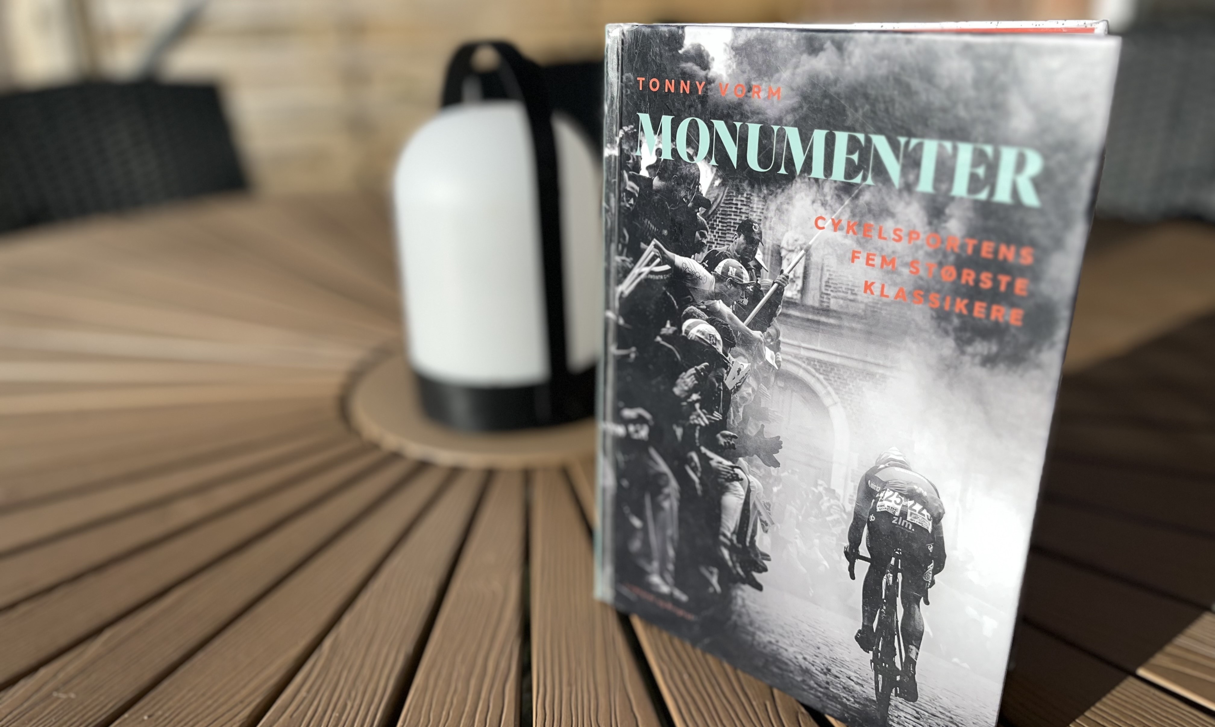 Boganmeldelse: Monumenter